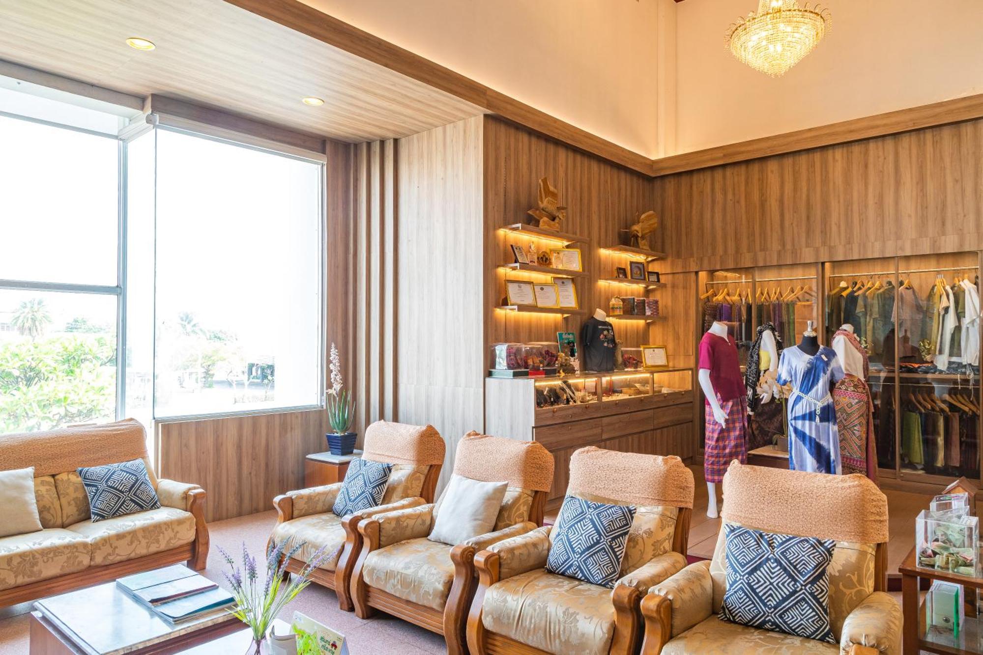 Thong Tarin Hotel Surin Exterior foto